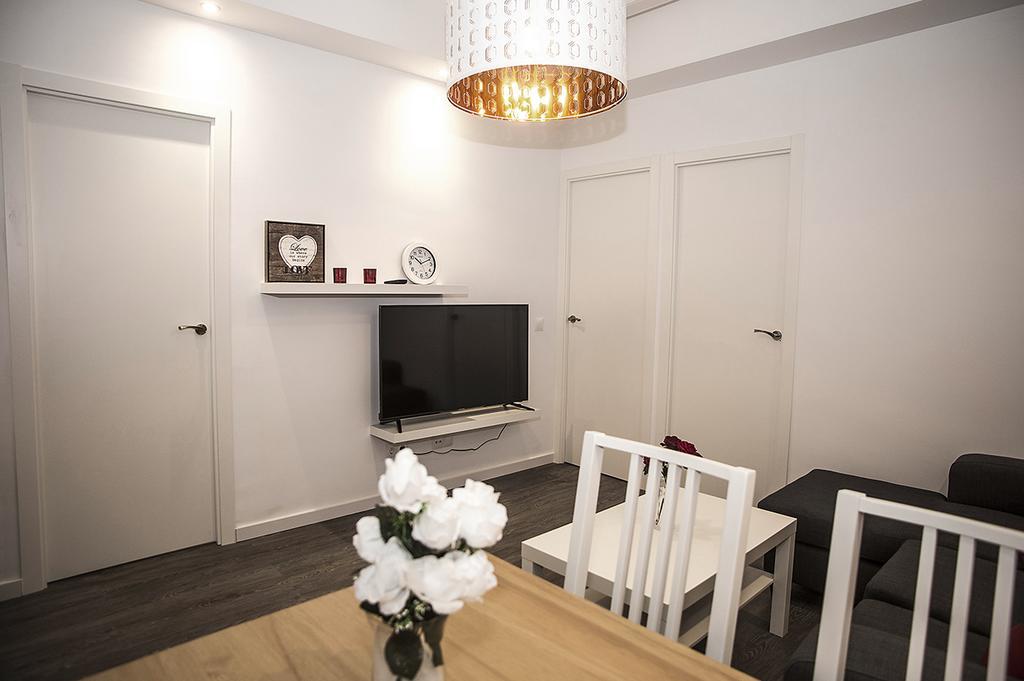 Camp Nou Apartment لوسبيتاليت دي يوبريغات المظهر الخارجي الصورة